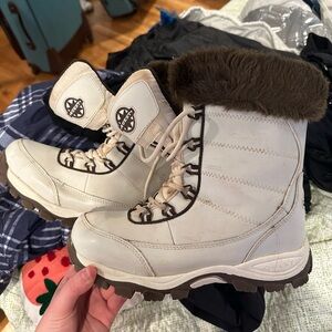 Quest Women's White Winter Boots